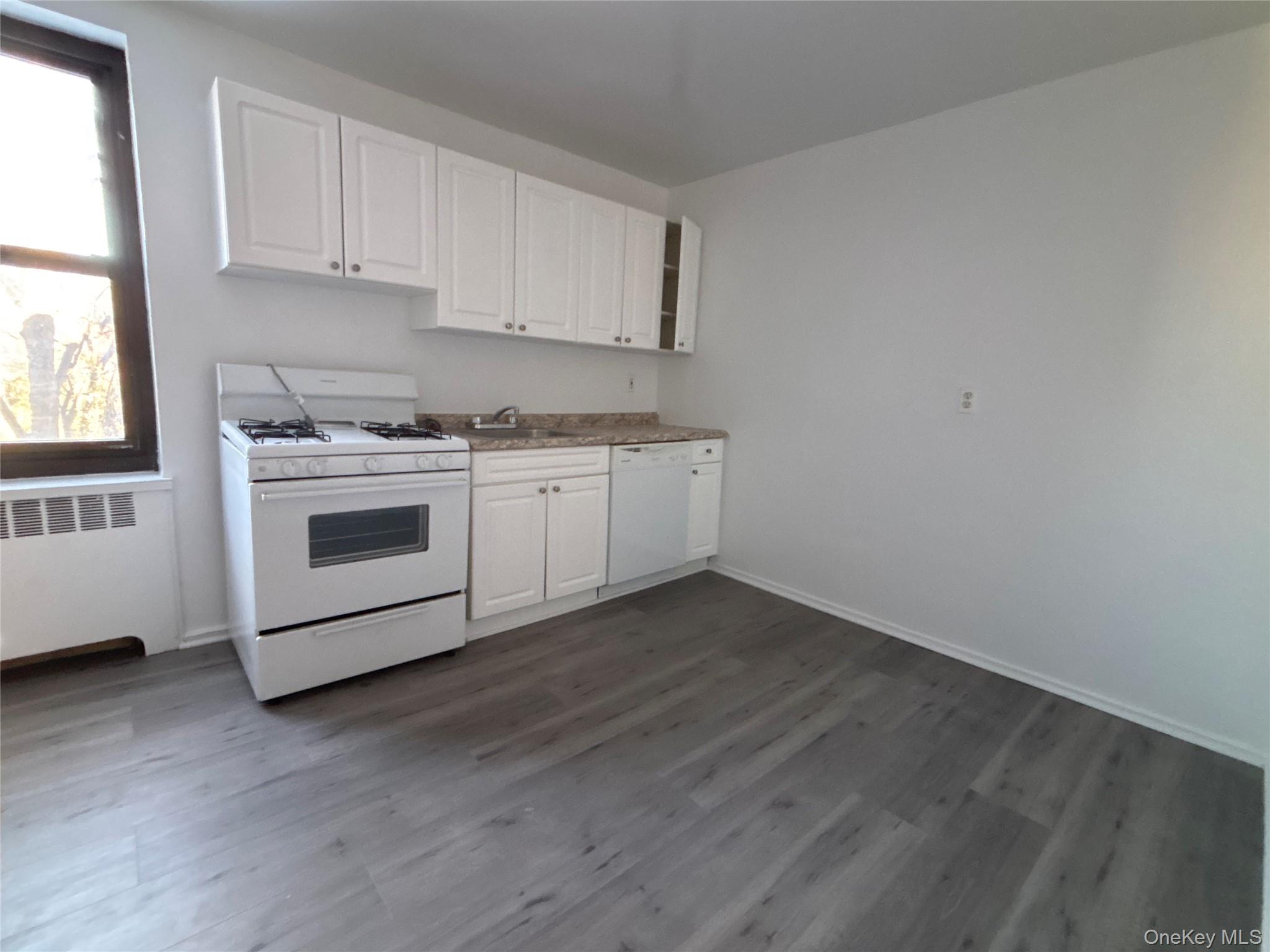 23 Schenck Avenue, Unit 2CE Great Neck, NY 11021 - Photo 9 of 15