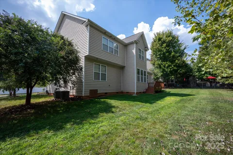 a view of yard with grass and trees