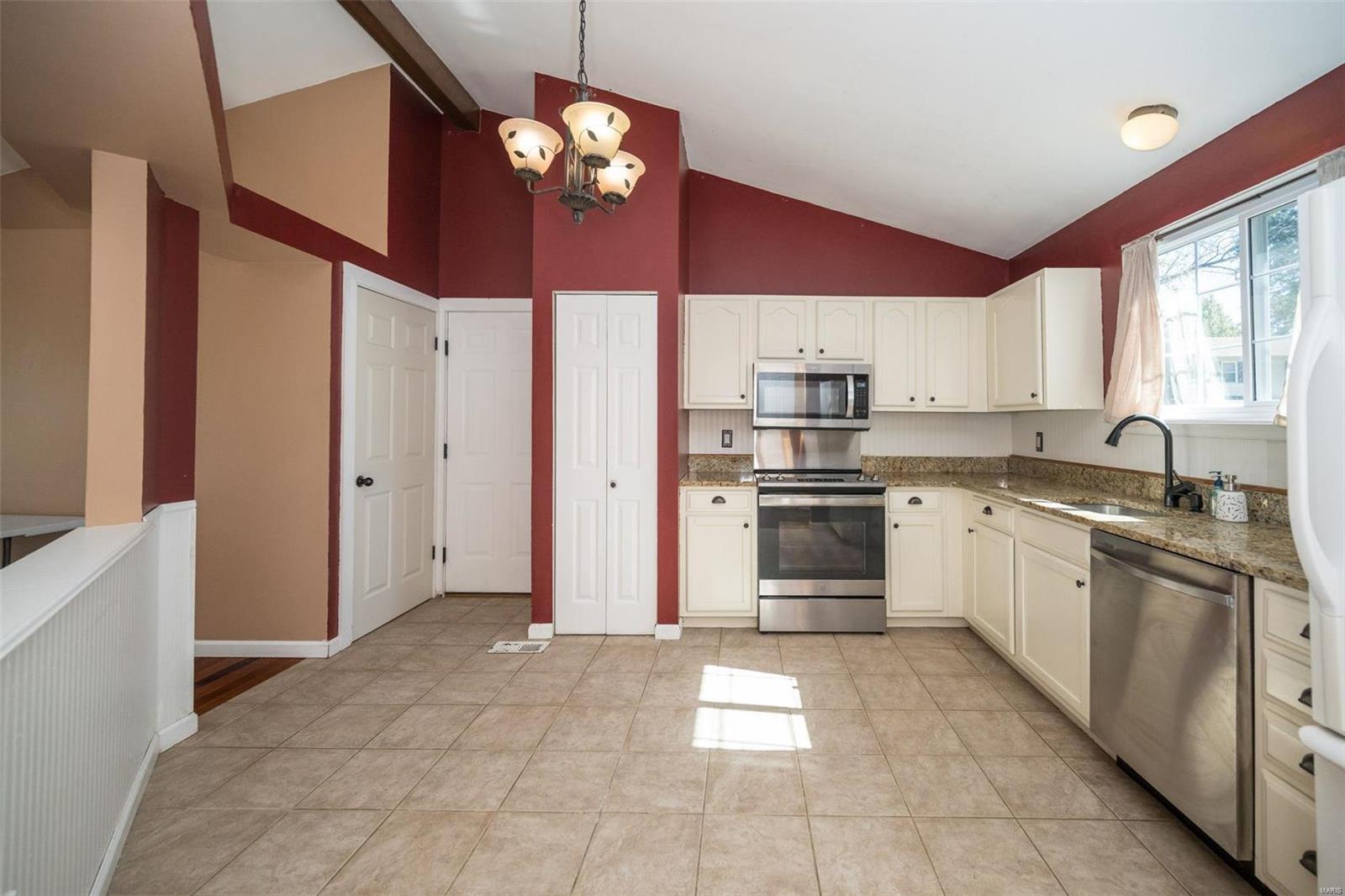 2 Whispering Ridge Court St. Peters, MO 63376 - Photo 4 of 23 Gallery Image 4