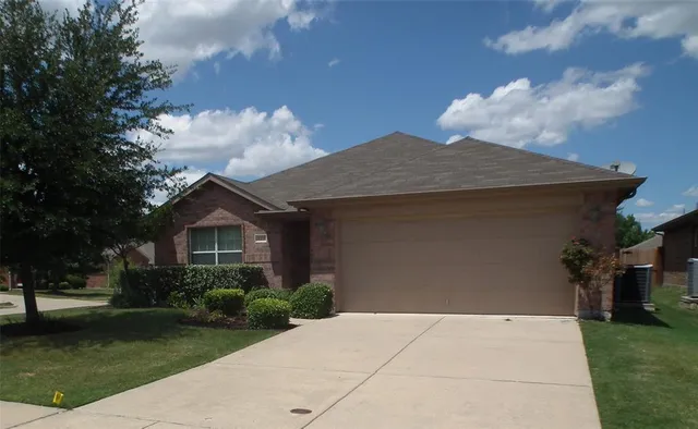 a view of backyard of the house
