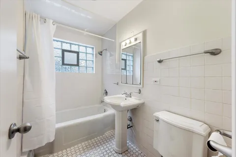 $199,000 | 1035 Randolph Street, Unit 1W, Oak Park, IL 60302