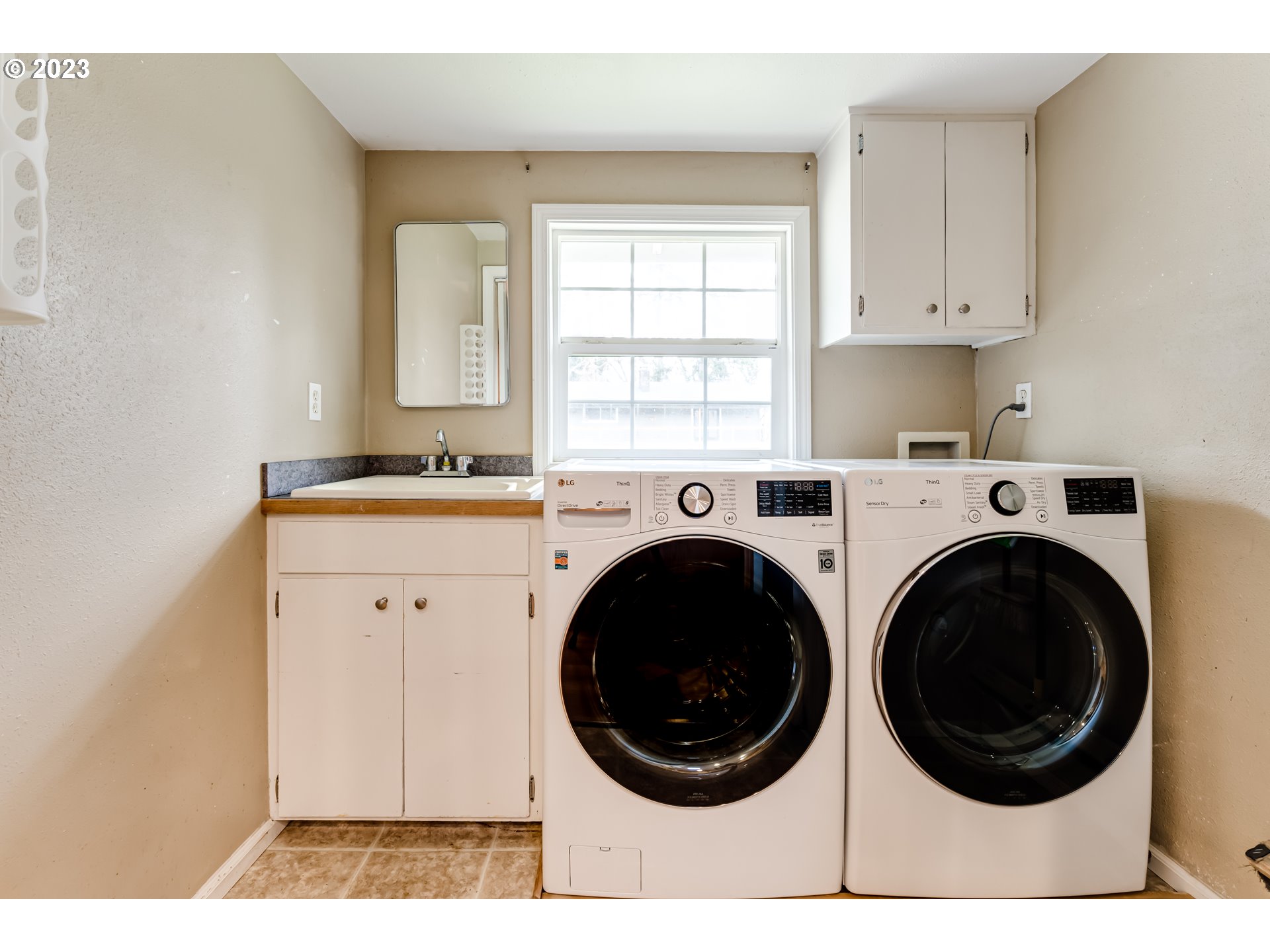 6973 Glacier Drive Springfield, OR 97478 - Photo 11 of 34 a view of a kitchen with washer and dryer