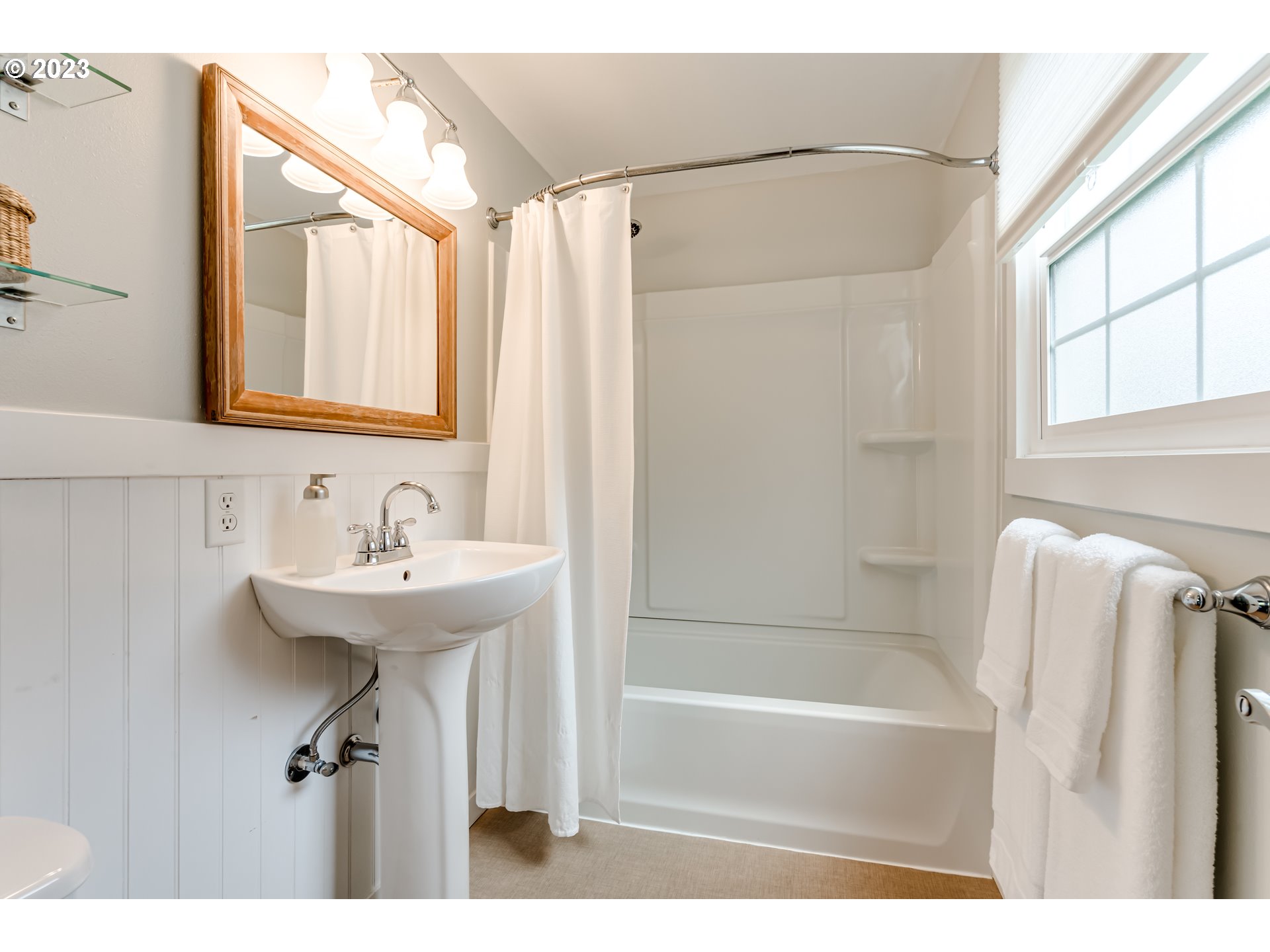 6973 Glacier Drive Springfield, OR 97478 - Photo 27 of 34 a bathroom with a sink a mirror and a bathtub
