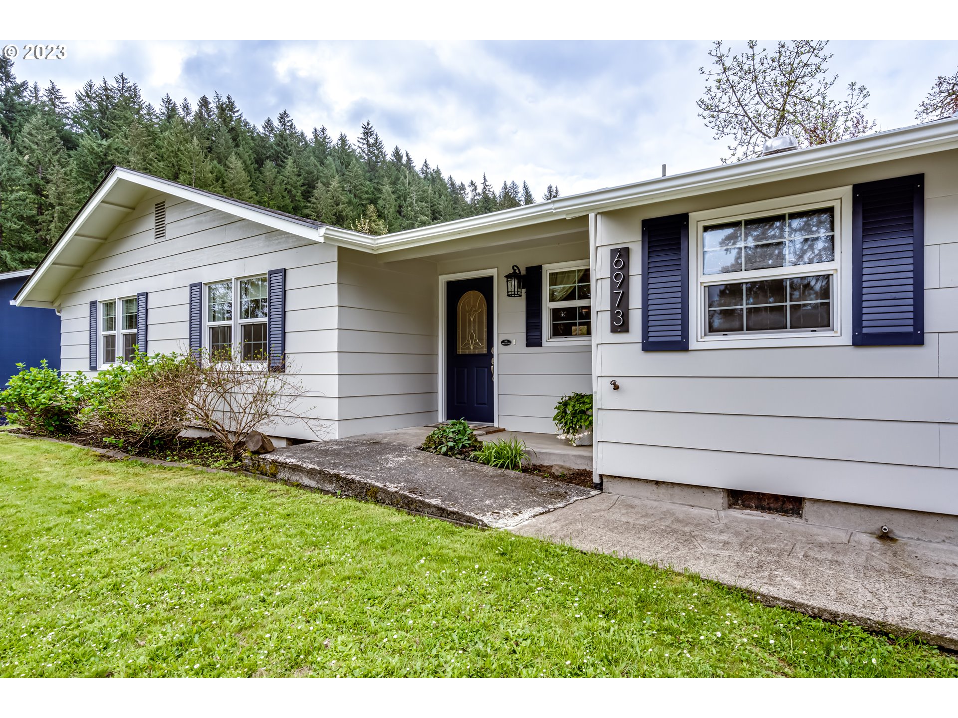 6973 Glacier Drive Springfield, OR 97478 - Photo 3 of 34 a view of front of house with a yard