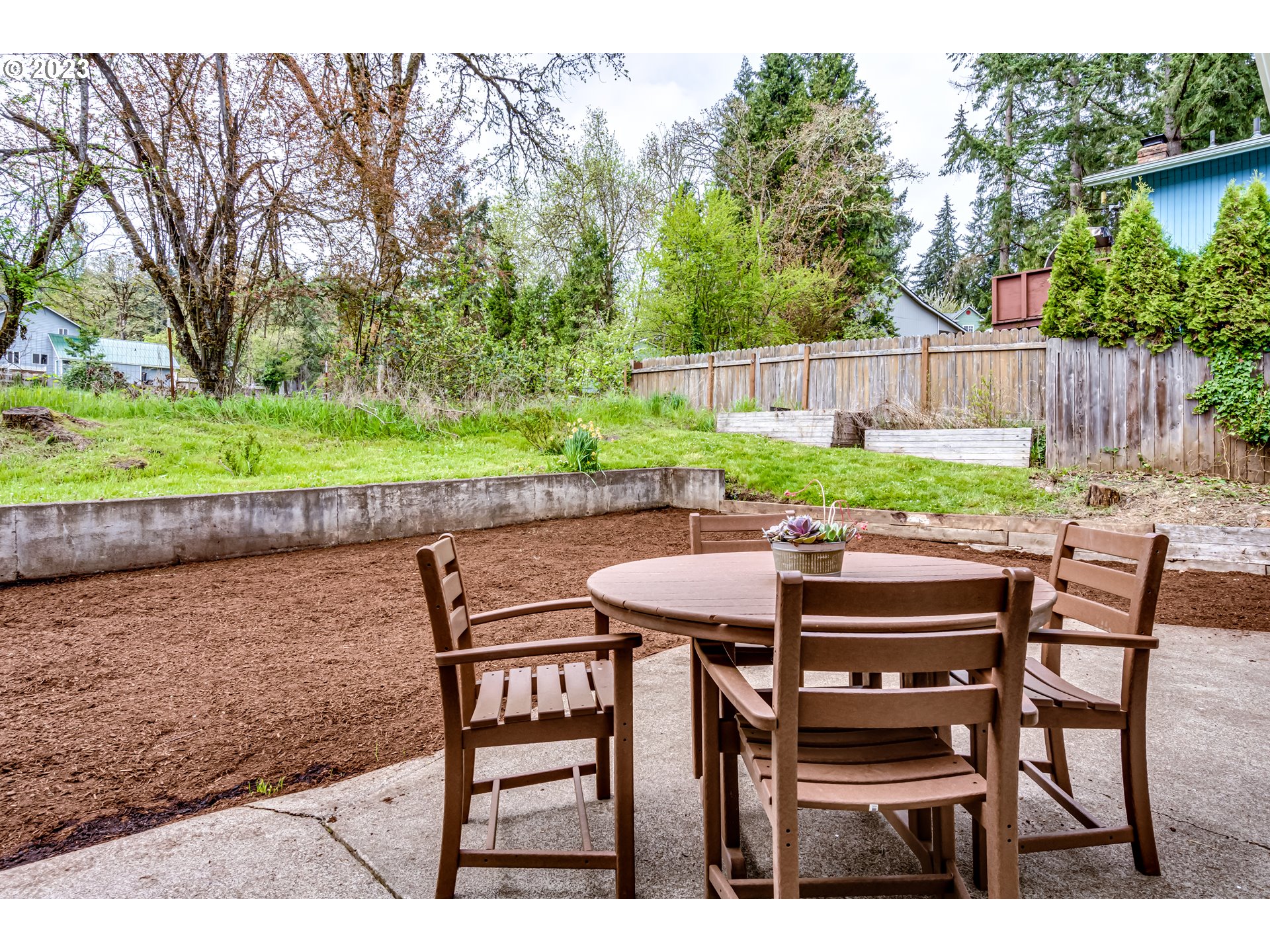 6973 Glacier Drive Springfield, OR 97478 - Photo 33 of 34 a backyard of a house with a table and chairs