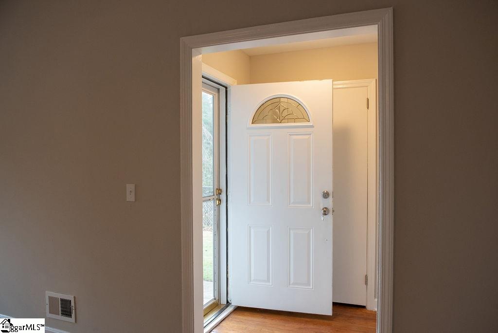 114 Stratford Road Greenville, SC 29605 - Photo 3 of 21