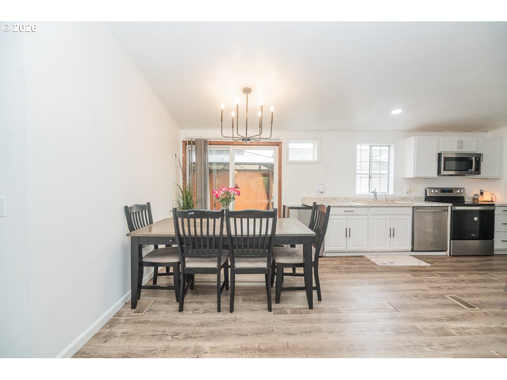 898 Lochaven Avenue Springfield, OR 97477 - Photo 11 of 45