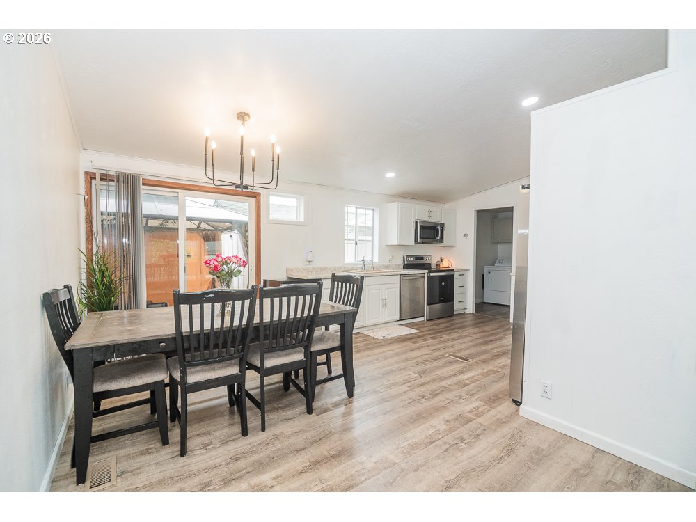 898 Lochaven Avenue Springfield, OR 97477 - Photo 12 of 45