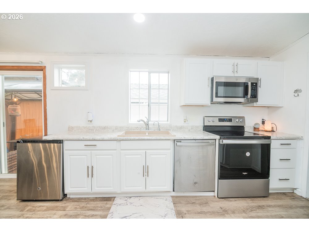 898 Lochaven Avenue Springfield, OR 97477 - Photo 13 of 45