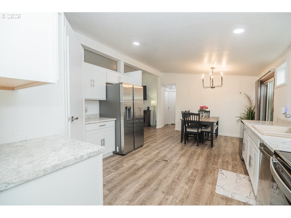 898 Lochaven Avenue Springfield, OR 97477 - Photo 15 of 45