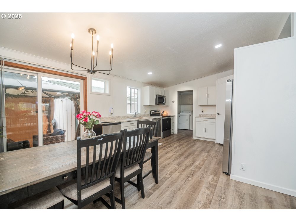 898 Lochaven Avenue Springfield, OR 97477 - Photo 2 of 45