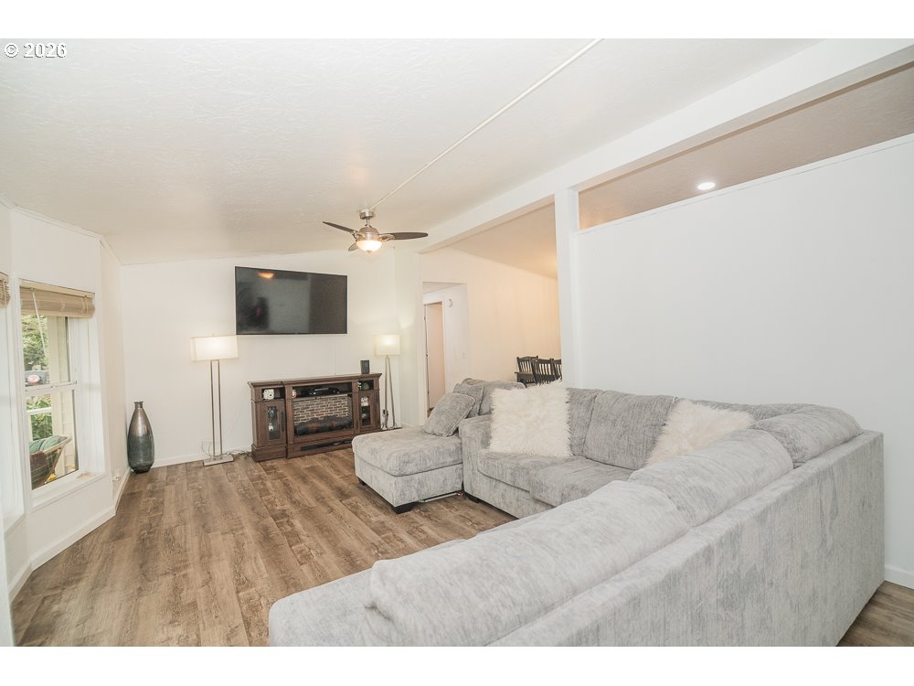 898 Lochaven Avenue Springfield, OR 97477 - Photo 30 of 45