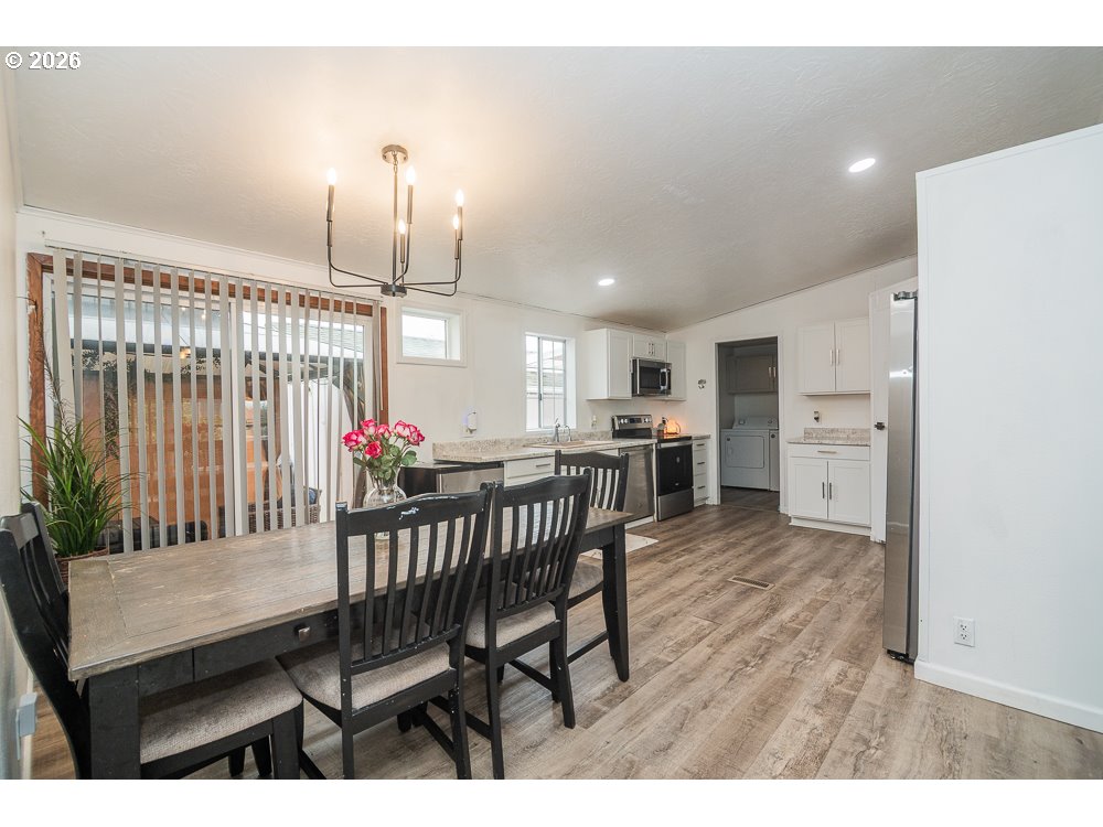 898 Lochaven Avenue Springfield, OR 97477 - Photo 3 of 45