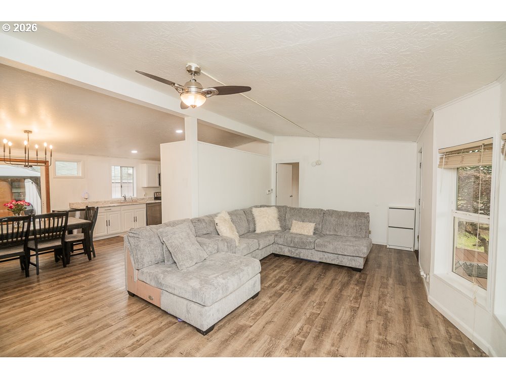 898 Lochaven Avenue Springfield, OR 97477 - Photo 32 of 45