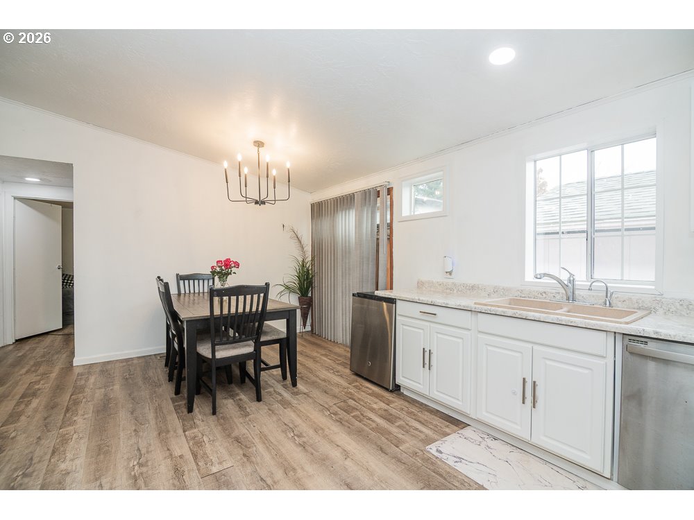 898 Lochaven Avenue Springfield, OR 97477 - Photo 4 of 45