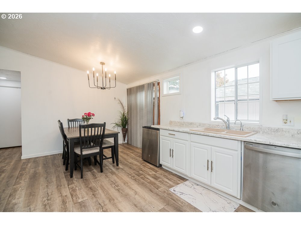 898 Lochaven Avenue Springfield, OR 97477 - Photo 6 of 45