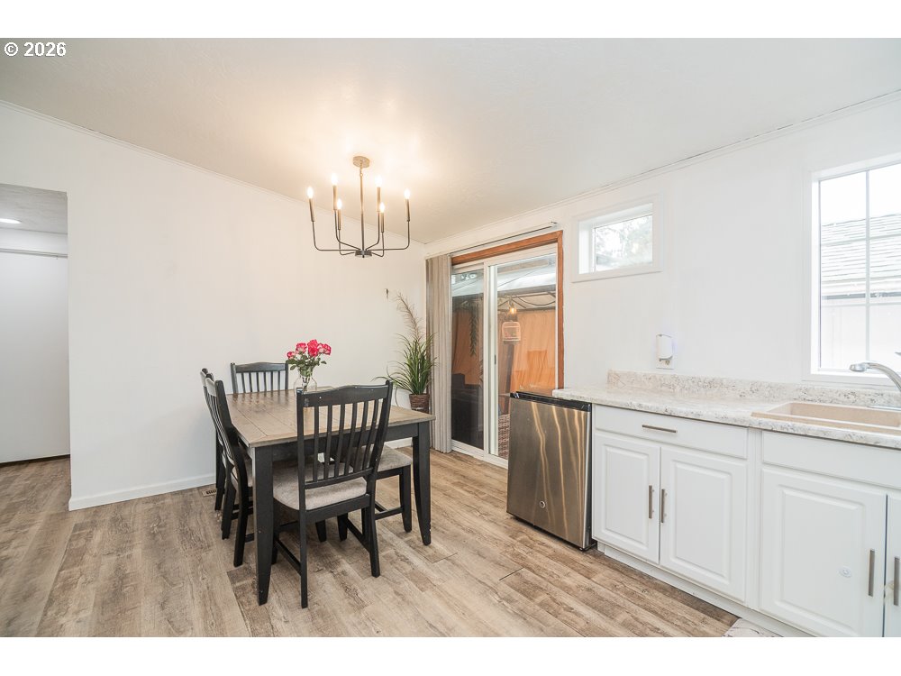 898 Lochaven Avenue Springfield, OR 97477 - Photo 7 of 45