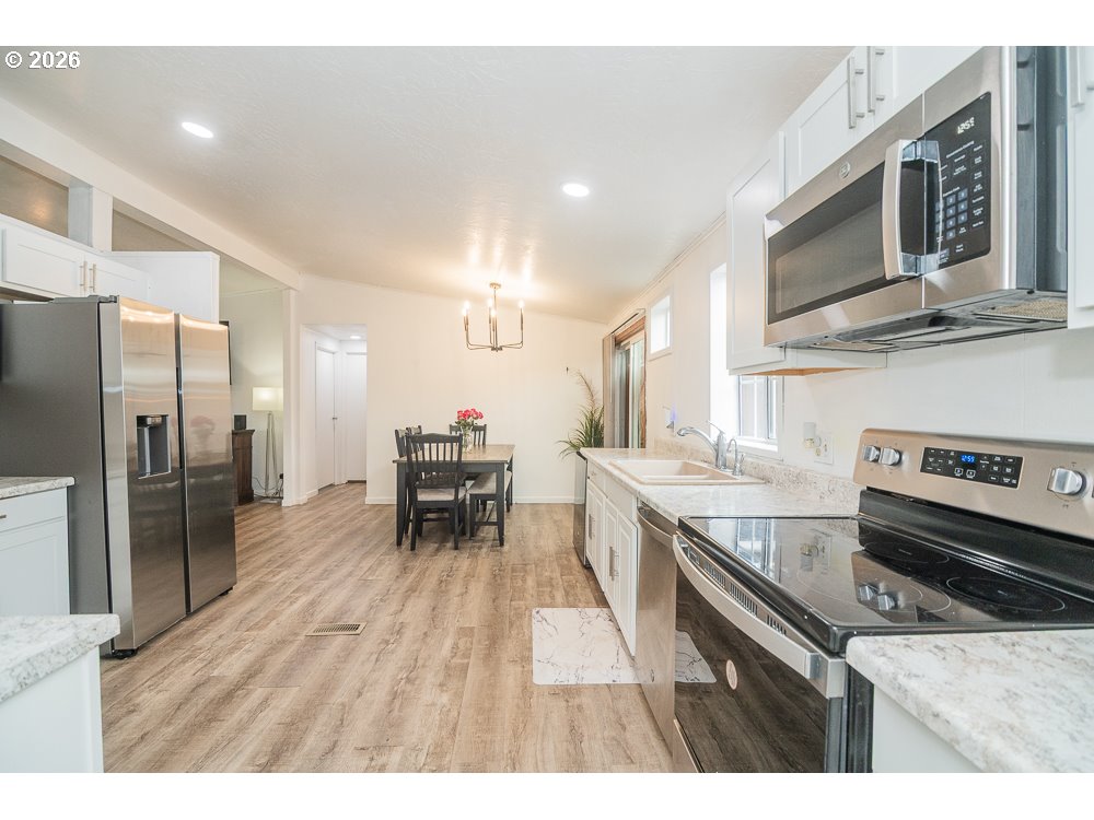 898 Lochaven Avenue Springfield, OR 97477 - Photo 8 of 45