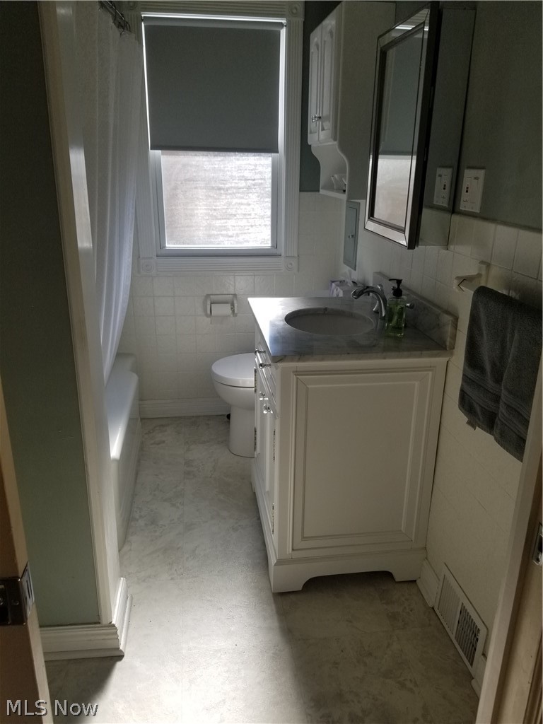 4002 Redfern Road Parma, OH 44134 - Photo 12 of 26 The main bath was also a recent upgrade - modern and neutral look with updated fixtures and flooring!