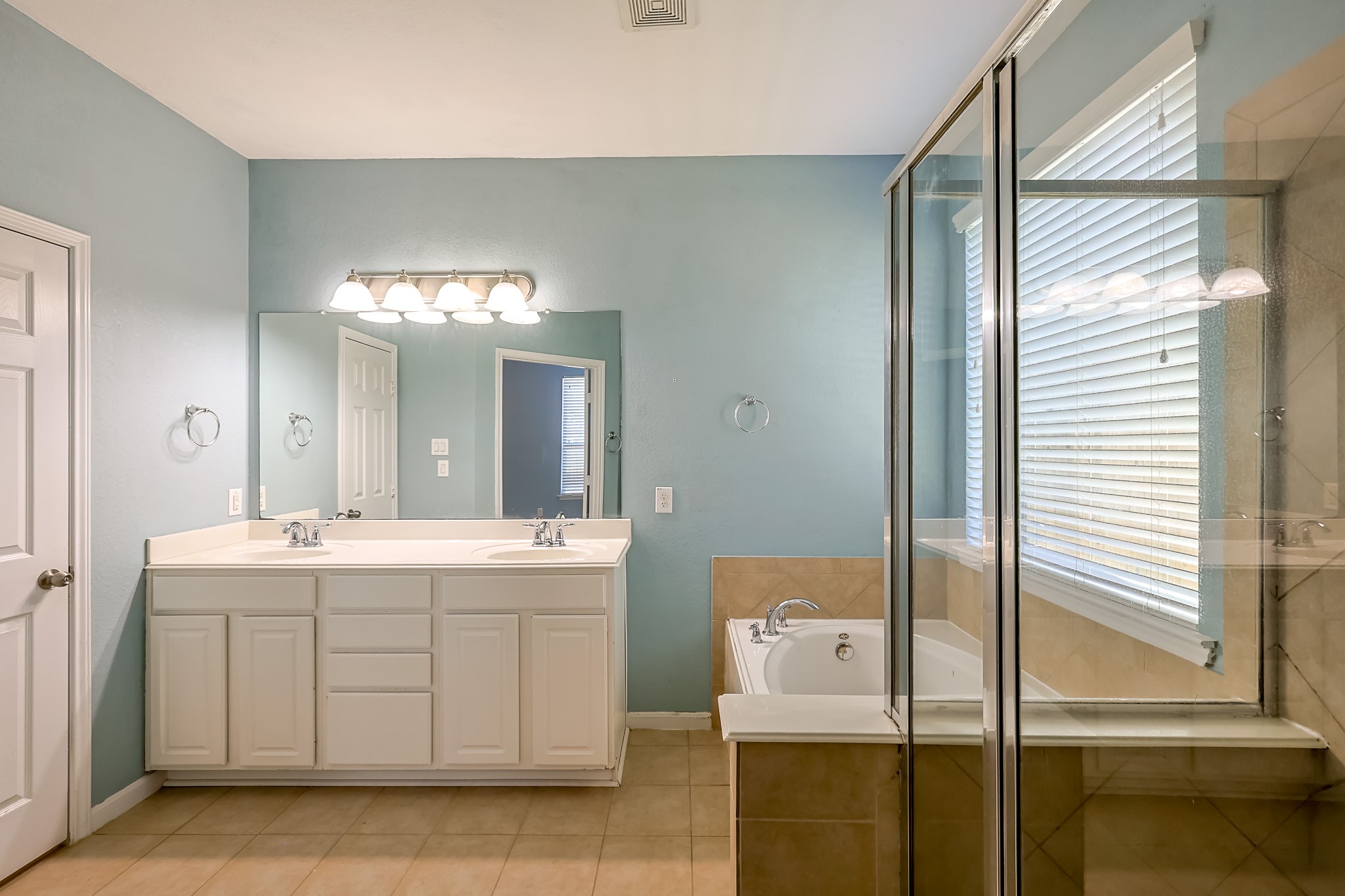 6014 Watford Bend Rosenberg, TX 77471 - Photo 13 of 36 a bathroom with a double vanity sink and a mirror