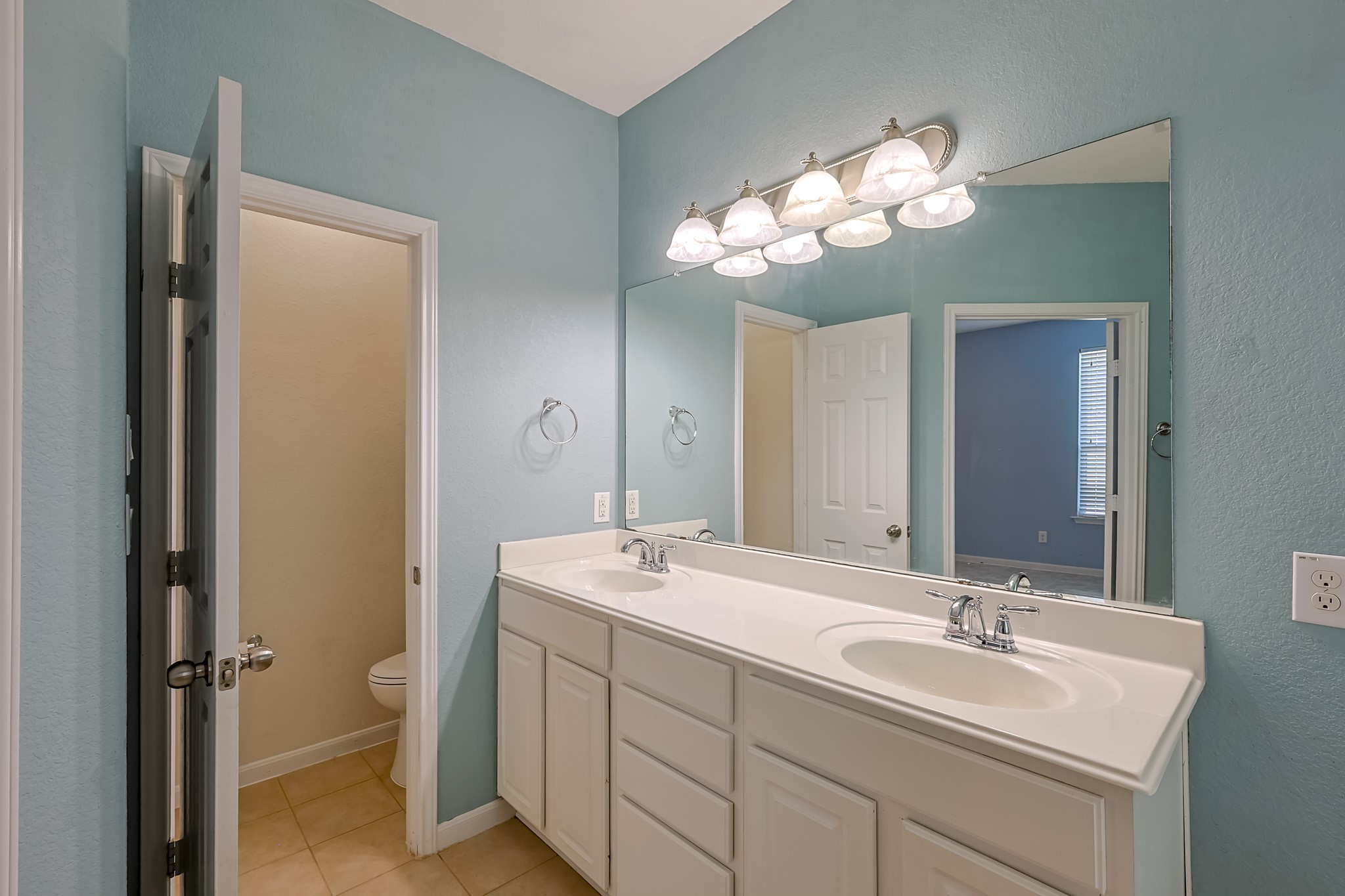 6014 Watford Bend Rosenberg, TX 77471 - Photo 14 of 36 a bathroom with a sink and a mirror