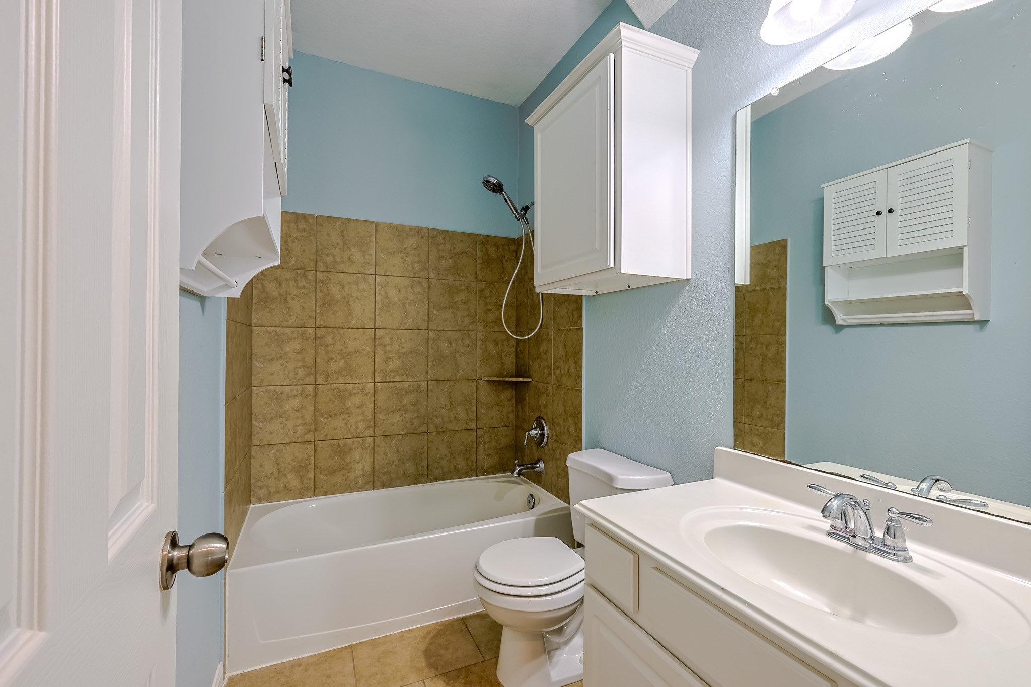 6014 Watford Bend Rosenberg, TX 77471 - Photo 26 of 36 a bathroom with a sink a toilet and shower