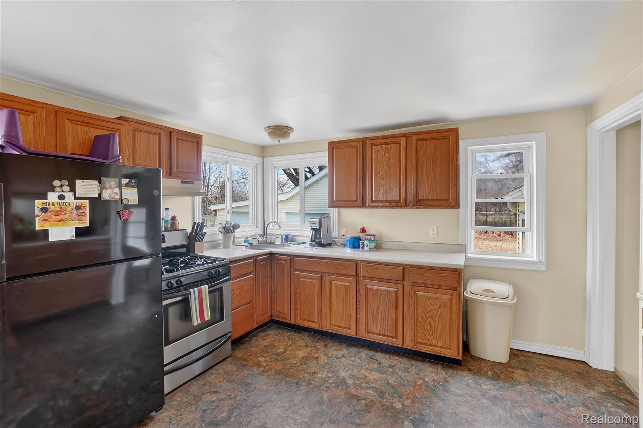 13343 Fenton Road Fenton, MI 48430 - Photo 25 of 45 15-13343-Fenton-Rd-Fenton-MI-48430-WindowStill.jpg