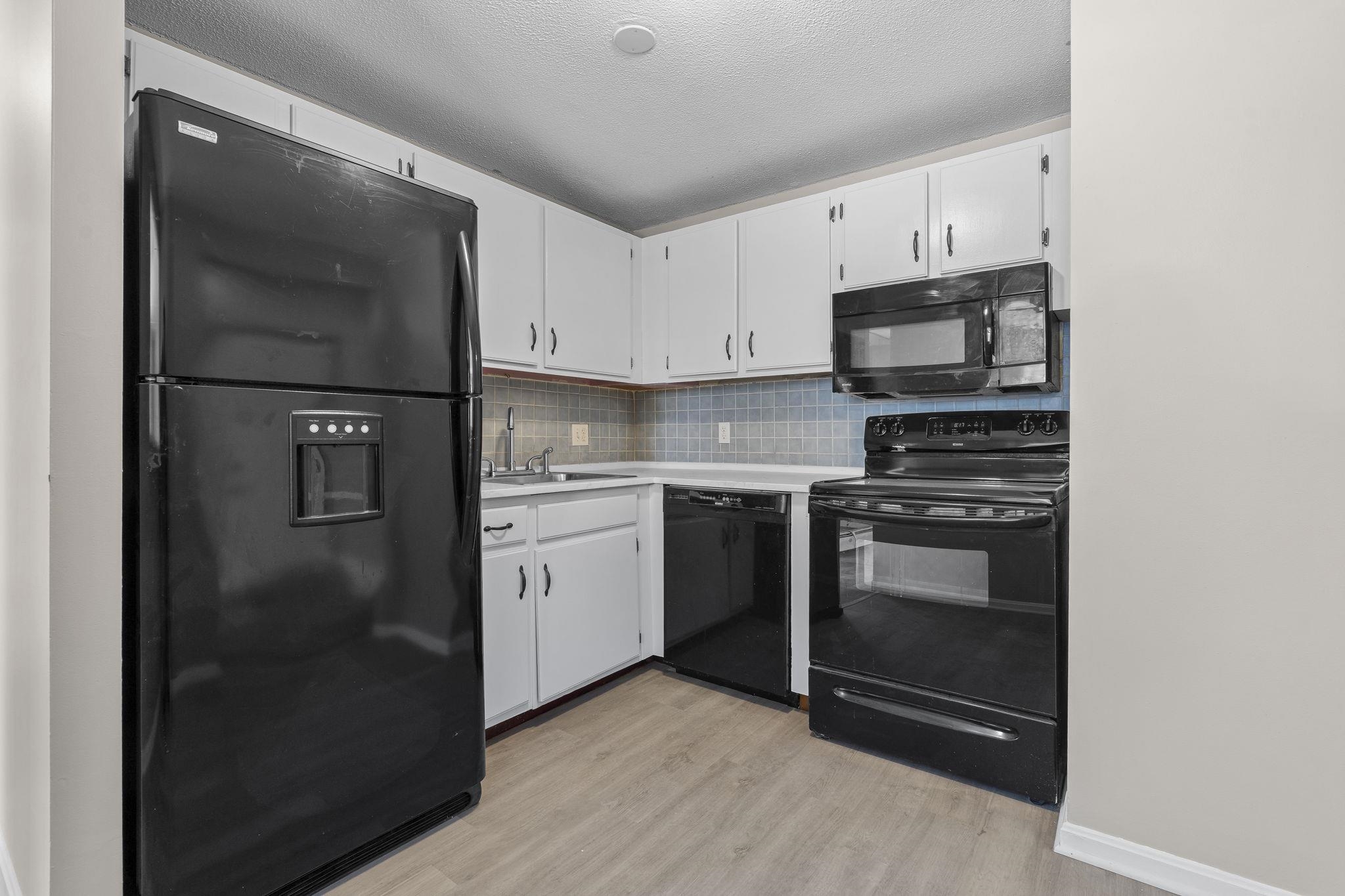 80 R English Village Road, Unit 302 Manchester, NH 03102 - Photo 17 of 32