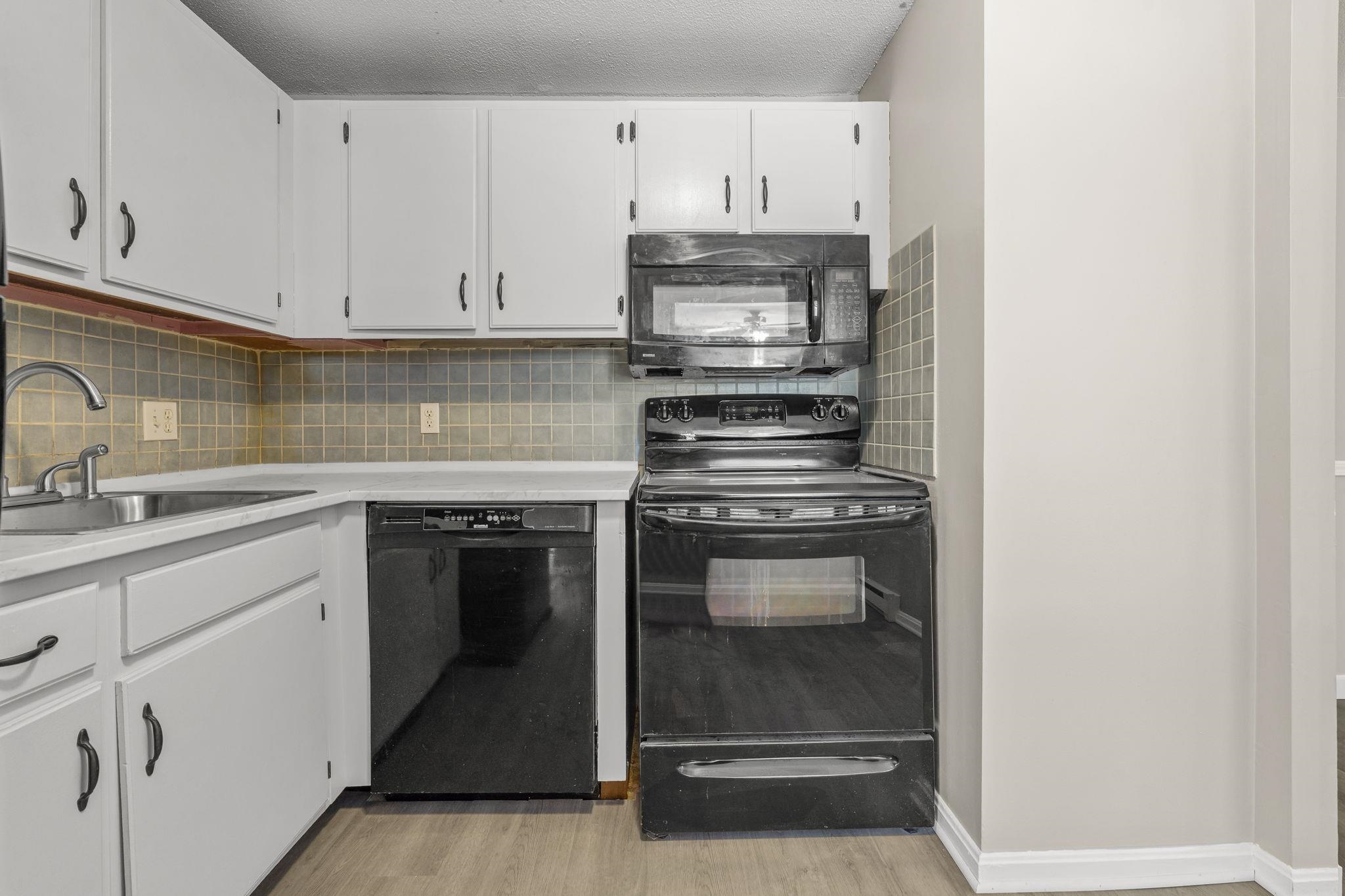 80 R English Village Road, Unit 302 Manchester, NH 03102 - Photo 22 of 32