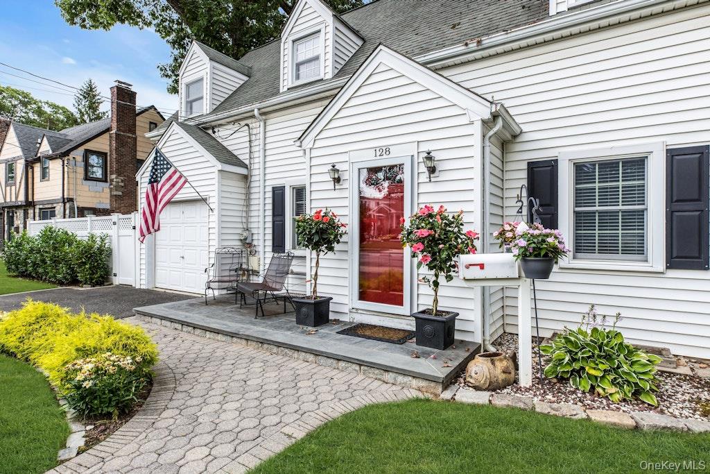 128 Stuart Street Lynbrook, NY 11563 - Photo 4 of 33
