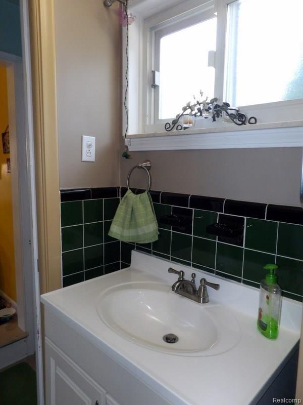 10048 Allen Road Allen Park, MI 48101 - Photo 26 of 42 103_1904B.JPG