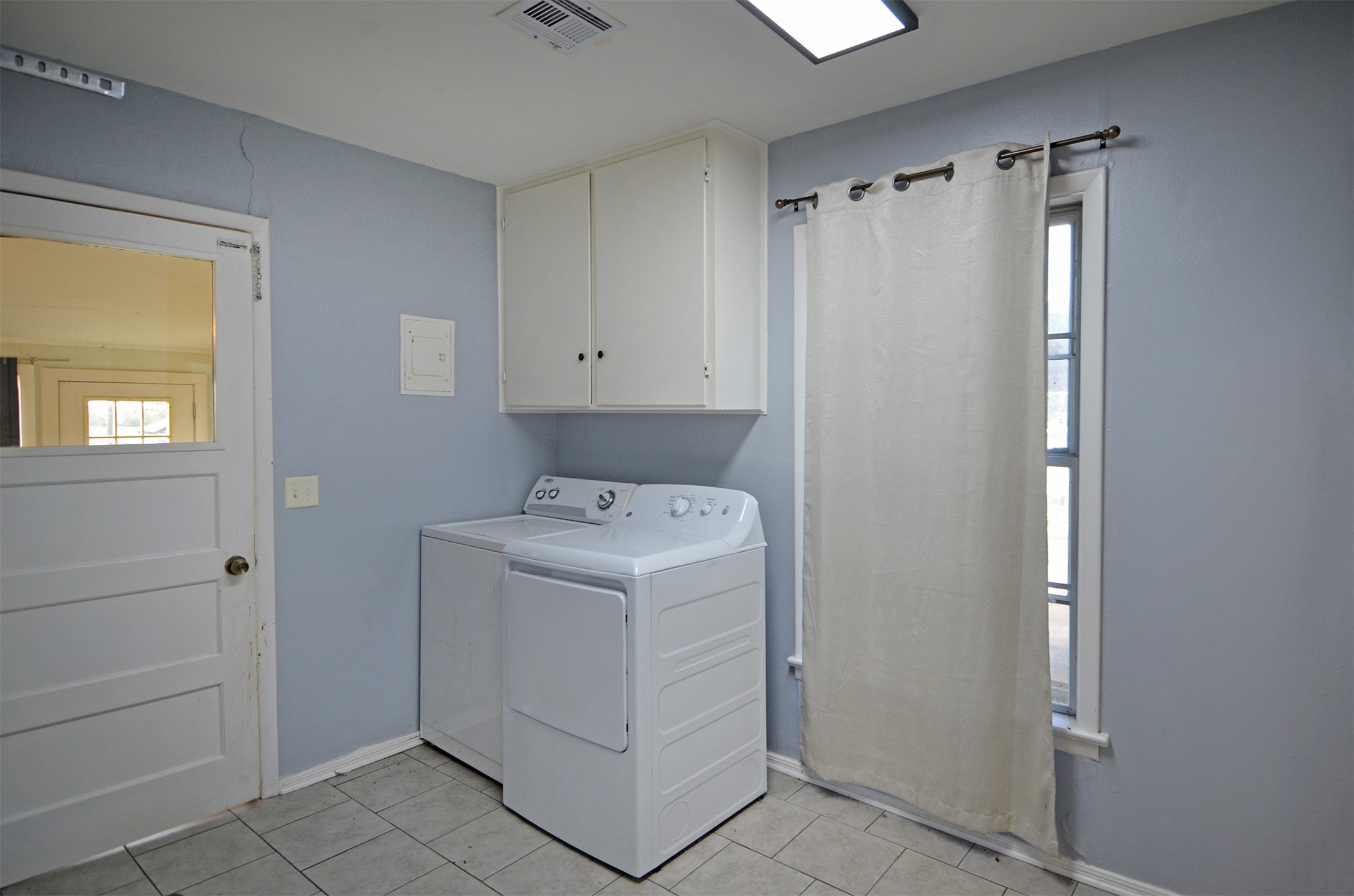 2352 Airport Road Brenham, TX 77833 - Photo 15 of 26 a view of utility room with washer and dryer