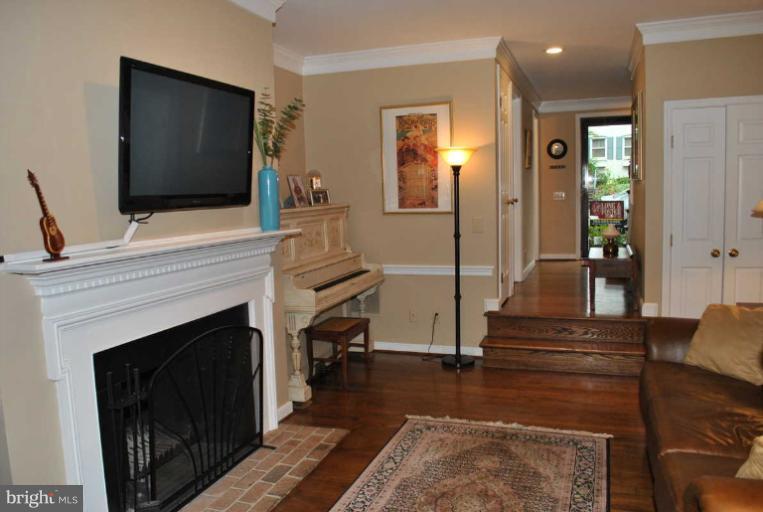 1249 Portner Road Alexandria, VA 22314 - Photo 5 of 24 Living Room