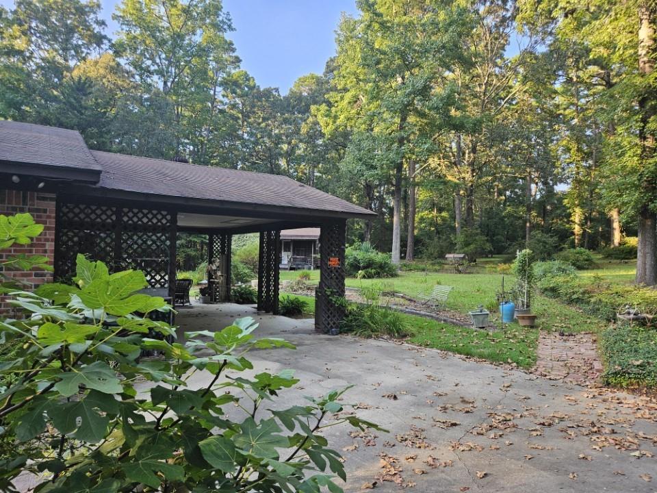 7105 Rodessa Ida Road Ida, LA 71044 - Photo 2 of 40 a front view of a house with a yard