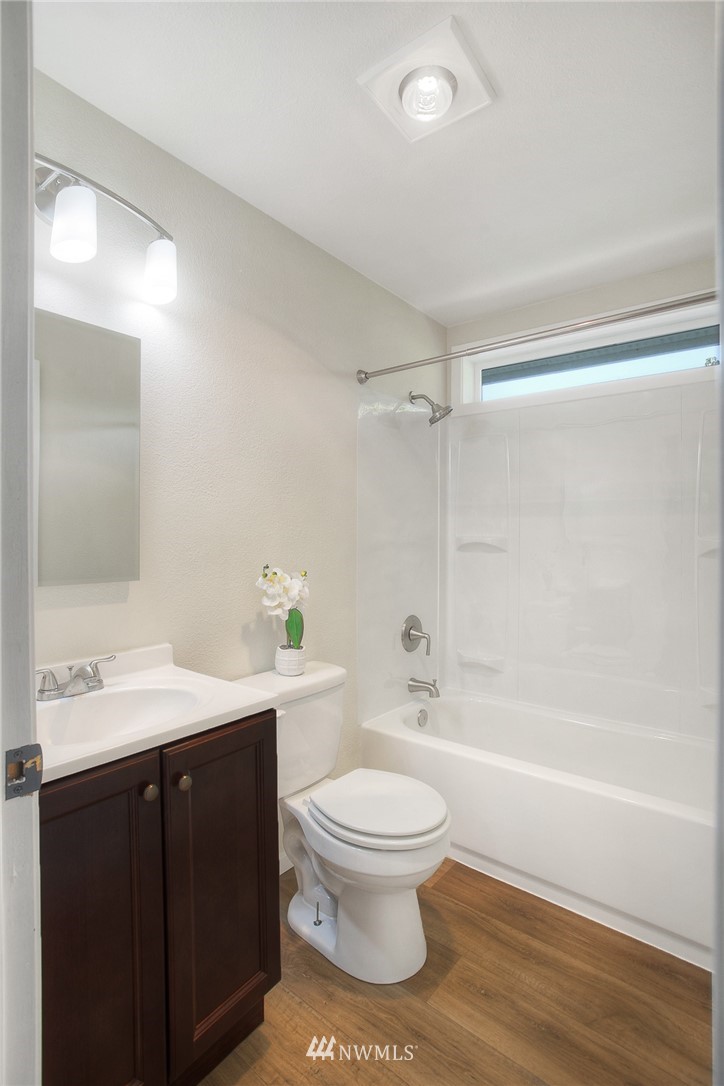 19605 Whiteman Cove Road Southwest Lakebay, WA 98351 - Photo 13 of 40 a bathroom with a toilet a sink and a bathtub