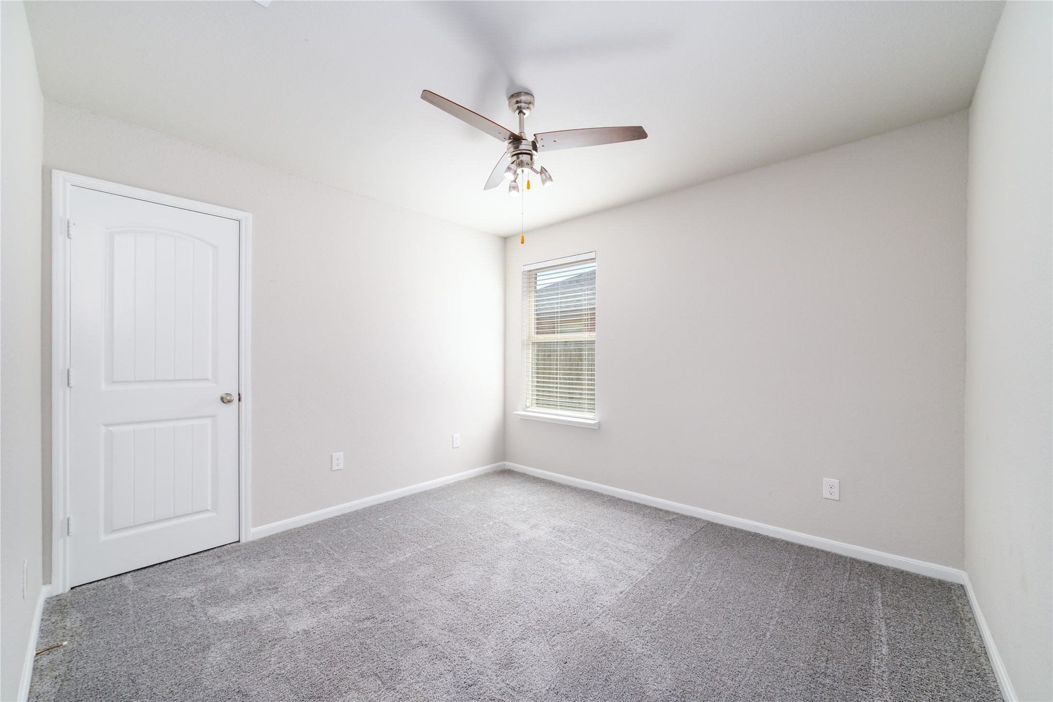 8307 Oakleaf Meadow Court Rosharon, TX 77583 - Photo 29 of 39 an empty room with windows and ceiling fan