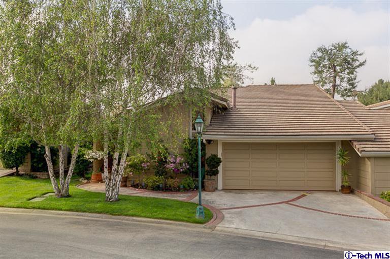 2031 Rosemont Avenue, Unit 2 Pasadena, CA 91103 - Photo 2 of 33 a front view of a house with garden