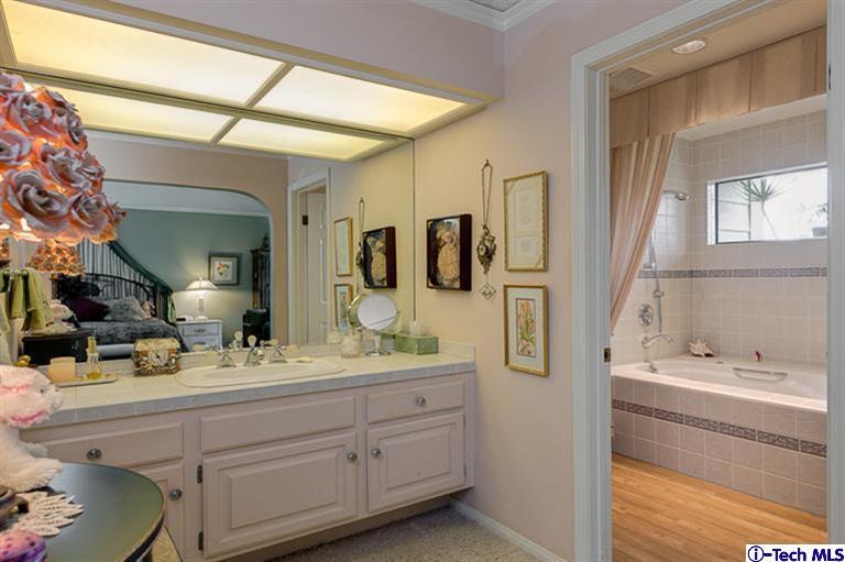 2031 Rosemont Avenue, Unit 2 Pasadena, CA 91103 - Photo 20 of 33 a bathroom with a double vanity sink mirror and bathtub