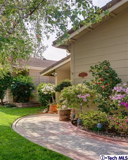 2031 Rosemont Avenue, Unit 2 Pasadena, CA 91103 - Photo 3 of 33 a view of a garden with a fountain