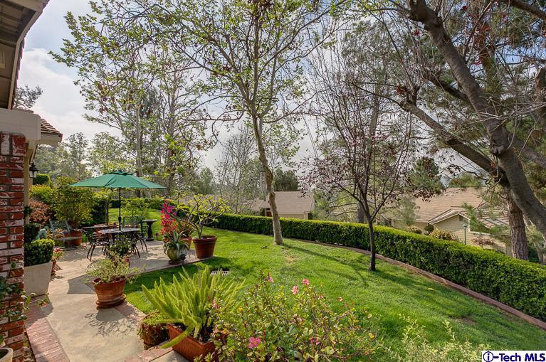 2031 Rosemont Avenue, Unit 2 Pasadena, CA 91103 - Photo 26 of 33 a view of a garden with patio