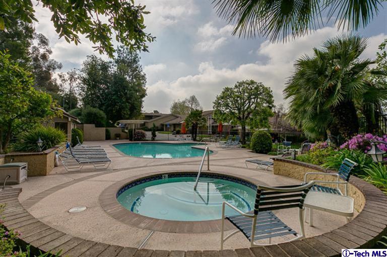 2031 Rosemont Avenue, Unit 2 Pasadena, CA 91103 - Photo 31 of 33 an outdoor sitting area with furniture