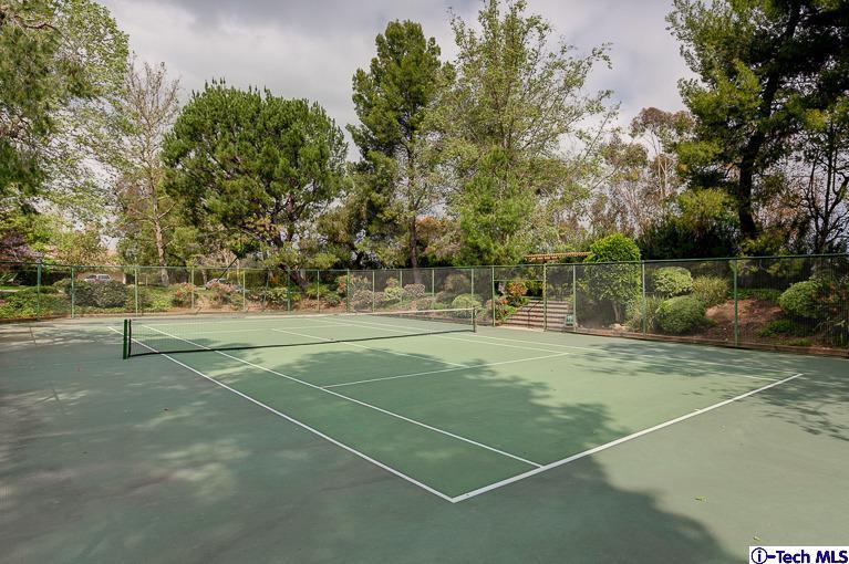2031 Rosemont Avenue, Unit 2 Pasadena, CA 91103 - Photo 33 of 33 a view of a tennis court