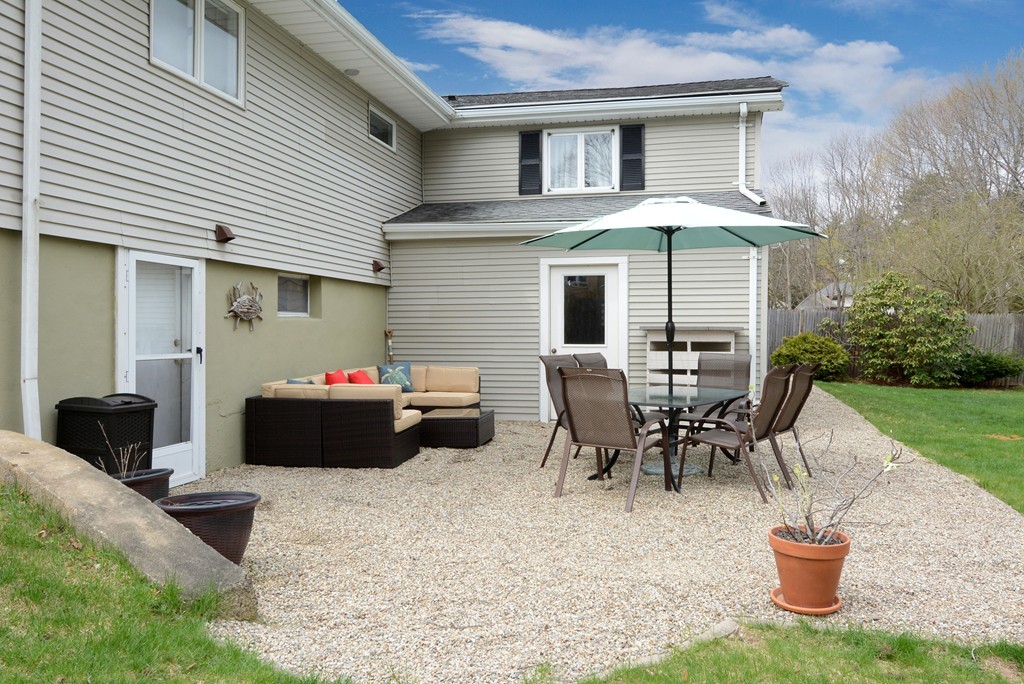 10 Robinson Road Beverly, MA 01915 - Photo 3 of 17