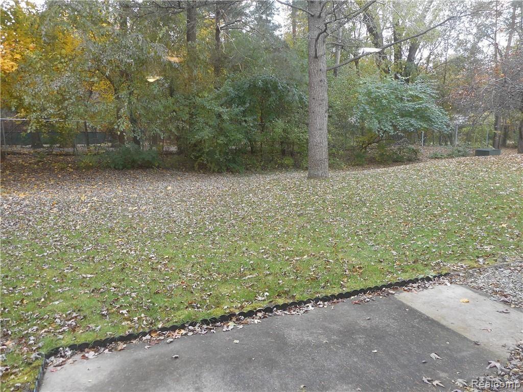 24123 Evergreen Road, Unit 25 Southfield, MI 48075 - Photo 11 of 12 DSCN0787.JPG
