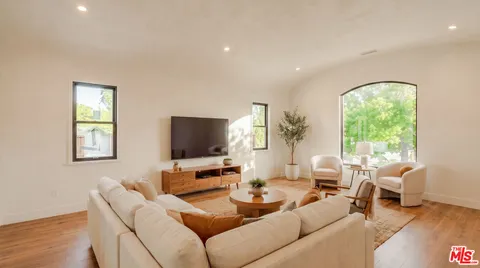 $1,249,000 | 7170 Rosewood Avenue, Los Angeles, CA 90036