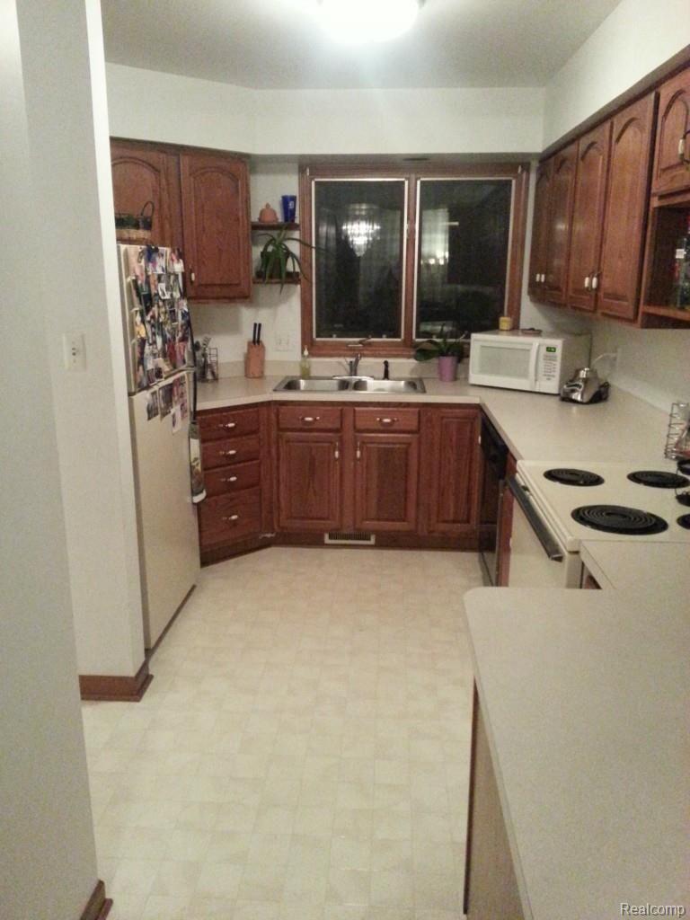 3048 Rivers Edge Drive Wayne, MI 48184 - Photo 4 of 11 20140127_210218.jpg