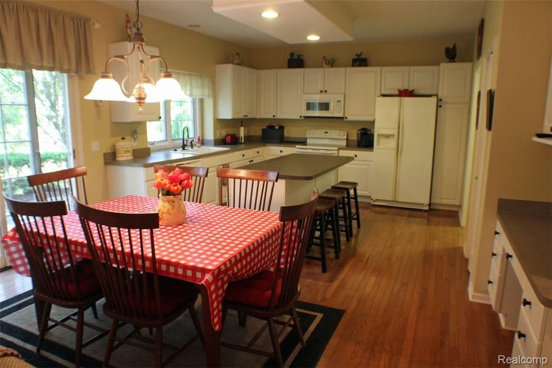 1027 Miners Run Rochester, MI 48306 - Photo 7 of 23 Kitchen.jpg