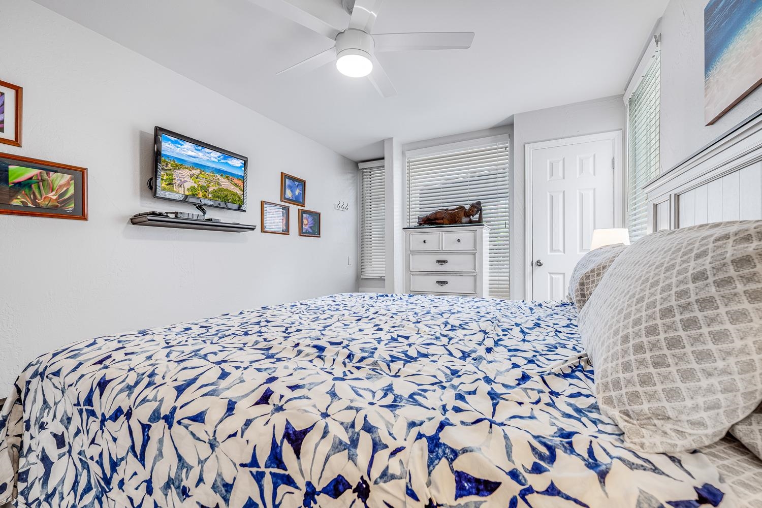 2737 South Kihei Road, Unit 142 Kihei, HI 96753 - Photo 14 of 43 a bed room with a bed and a dresser