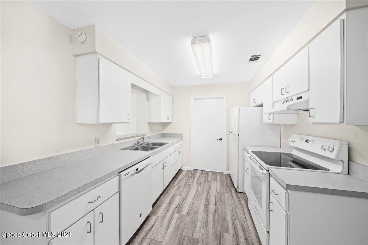 561 Parker Road Melbourne, FL 32904 - Photo 13 of 36 Open kitchen