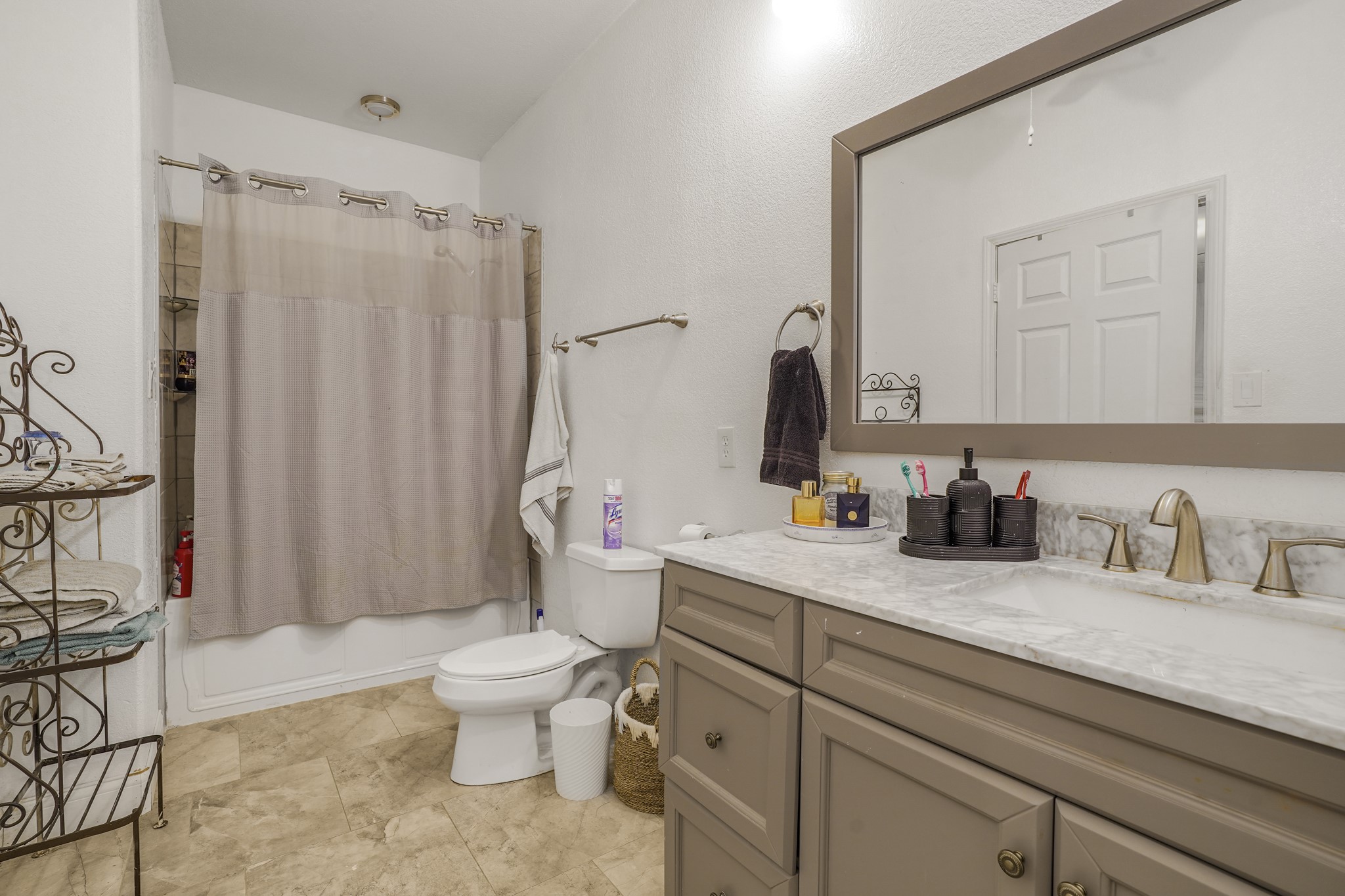 20547 Crosby Eastgate Road Crosby, TX 77532 - Photo 36 of 44 Primary bath in the casita with a cultured marble soaking tub.